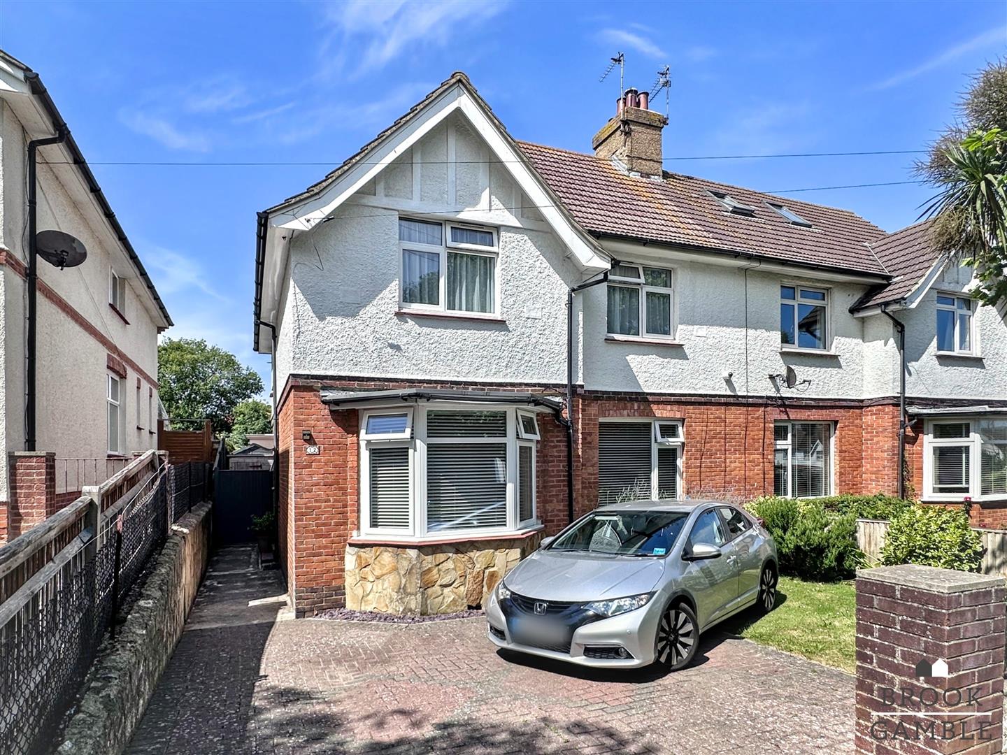 4 Bedroom House - Semi-Detached. Central Avenue in Eastbourne, East Sussex 2